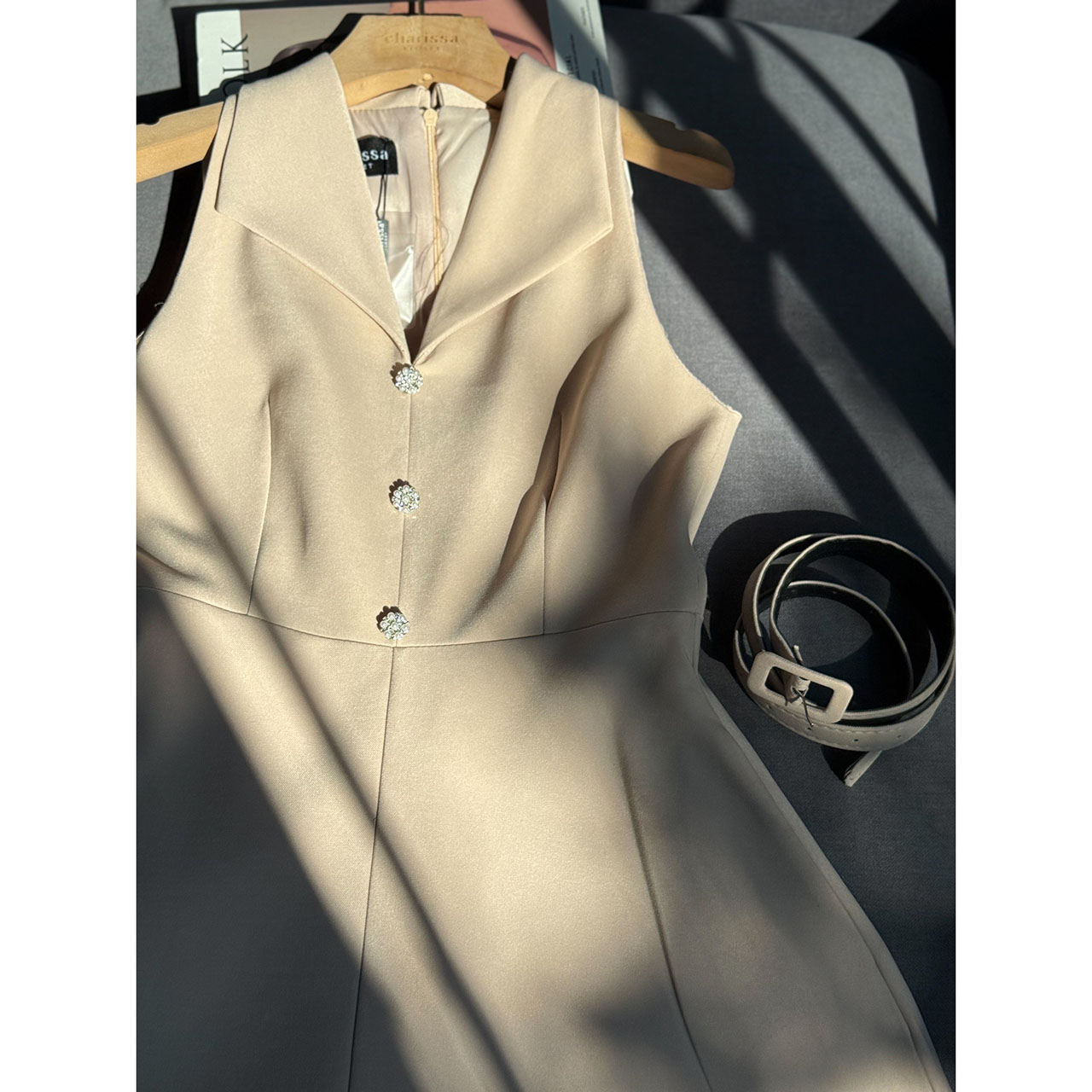 kudapy เดรสแขนกุดแต่งกระดุมดอกไม้มาพร้อมเข็มขัดน่ารัก