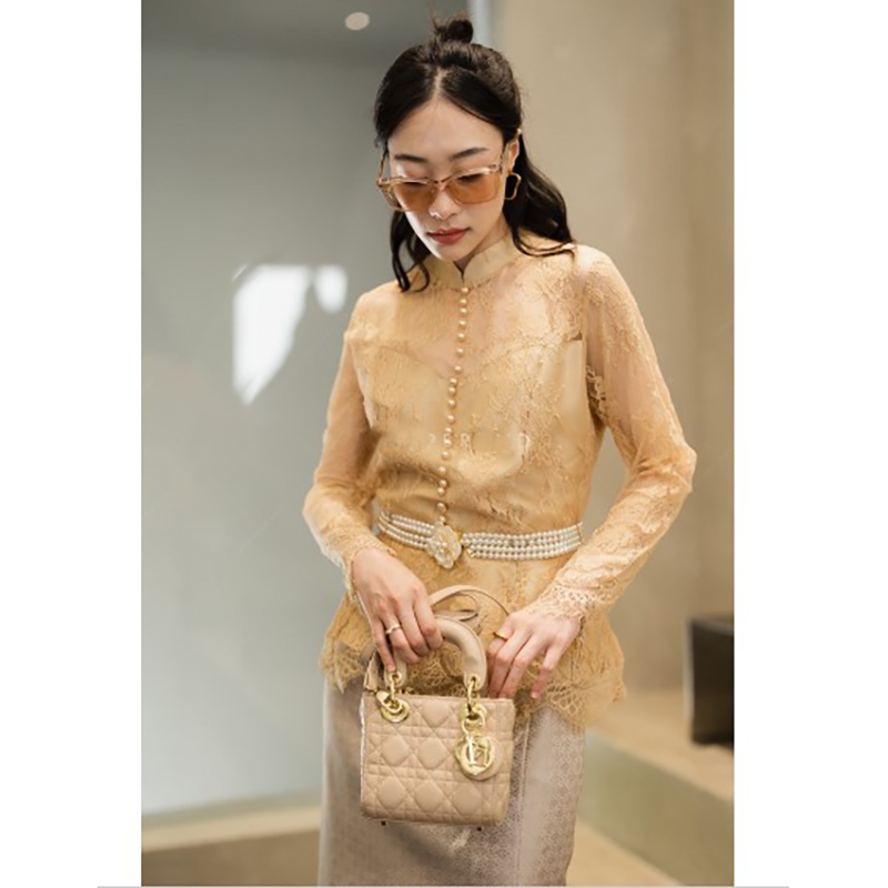 kudapy เซทแยก 2ชิ้น เสื้อลูกไม้สีขาว,สีทอง + ผ้าถุงโทนสีครีมทอง เสื้อลูกไม้แขนยาวคอจีน