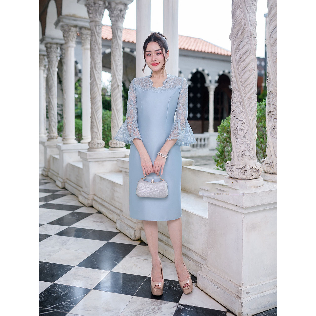 kudapy เดรสสั้นสีเหลืองทอง/สีฟ้า/สีชมพู ผ้าไหมญี่ปุ่น คอวีแต่งเคิพเป็นเชิงผ้าตกแต่งรอบคอ และช่วงอก