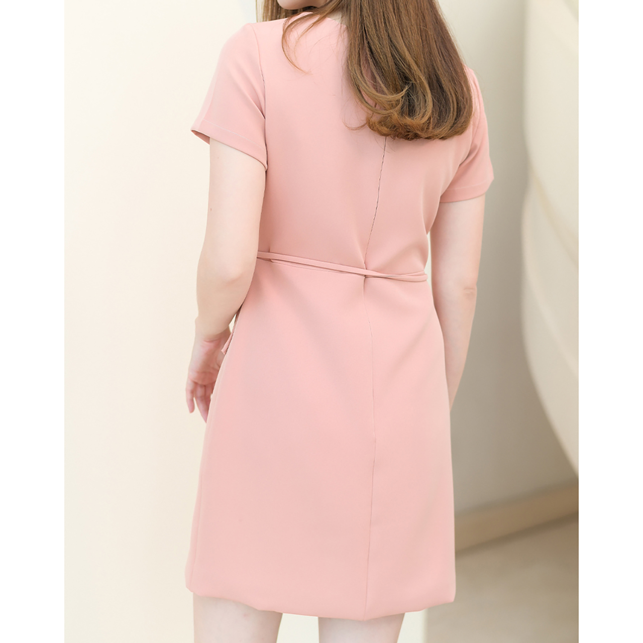 kudapy เดรสสั้นสีโอรส/สีน้ำตาลแดง ไขว้กิโมโนแขนสั้น เข้ารูปเอว ผ้าเนื้อหนานุ่ม ใส่สบาย เย็บกลับซับในทั้งตัว มีโบว์ให้ผูกรอบเอวเพิ่มความคิ้วท์