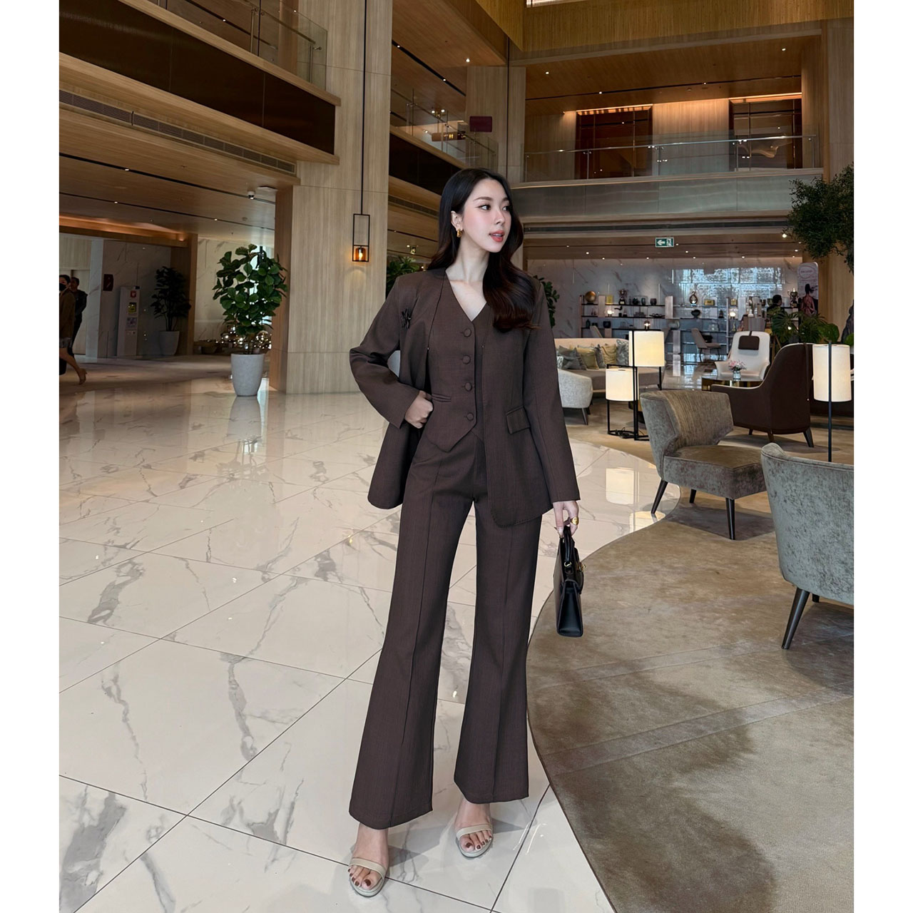 kudapy เซ็ท 4 ชิ้น เสื้อสูท+เสื้อ vestด้านใน +กางเกง+เข็มกลัดดอกไม้ ใช้ผ้าเดียวกันทั้งเซ็ท ตัวเสื้อสูทมีซับในอย่างดี กระเป๋าจริง