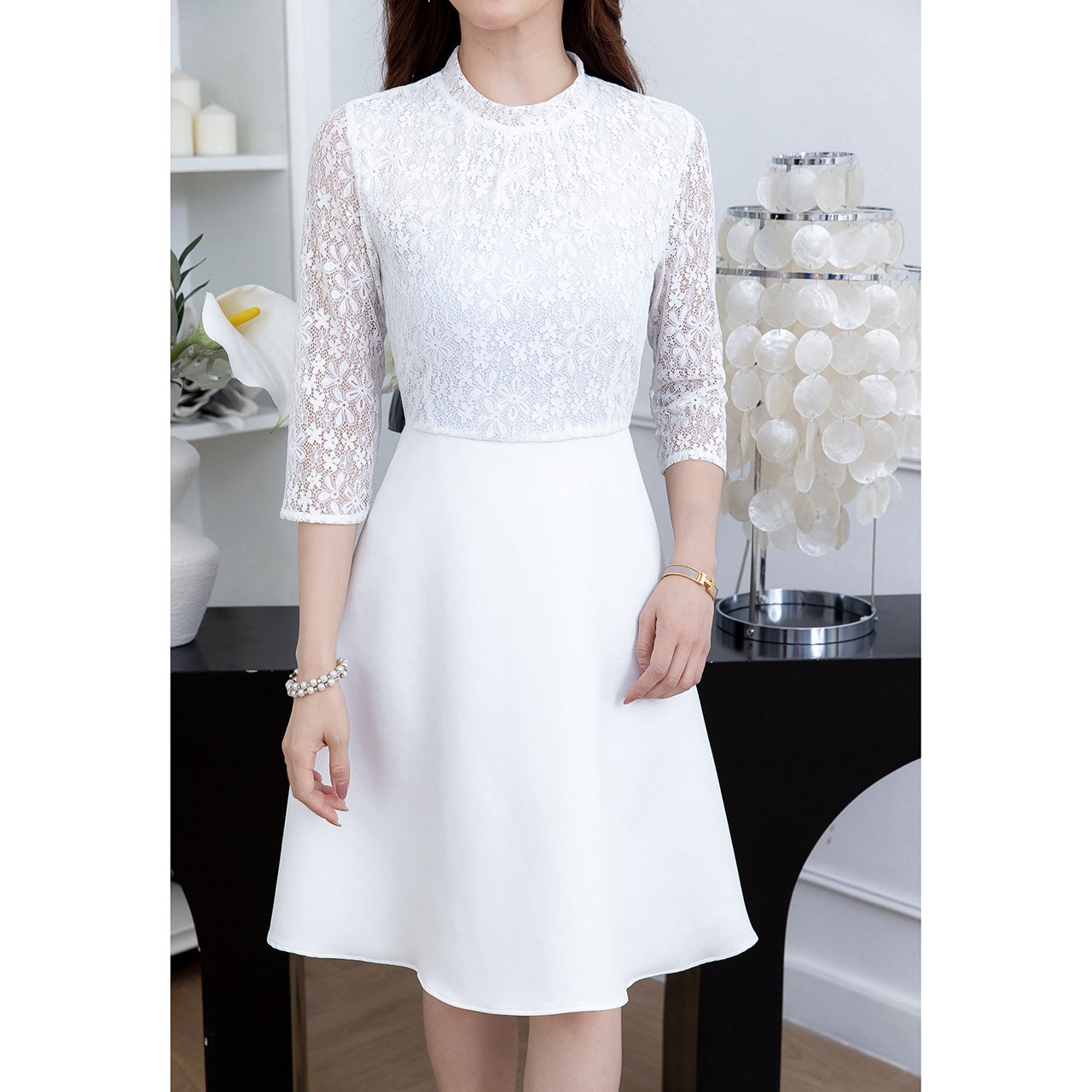 kudapy เดรสสั้นสีขาว/สีดำ ลูกไม้แขนห้าส่วน ตัดต่อกระโปรงผ้าพื้น สวยเรียบหรู ช่วงคอจับจีบ ดูสวยหวานนิดๆ ใช้ลูกไม้และผ้าพื้นคุณภาพ