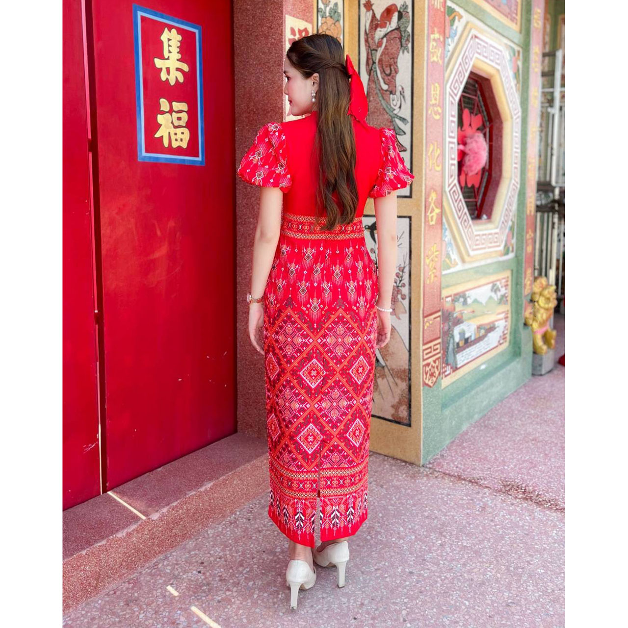 kudapy ชุดเดรสยาวสีแดง ชุดกี่เพ้าผ้าลายไทย อัดผ้ากาว ลวดลายสวยคมชัด ไตล์กี่เพ้า รับรองดูดีดู
