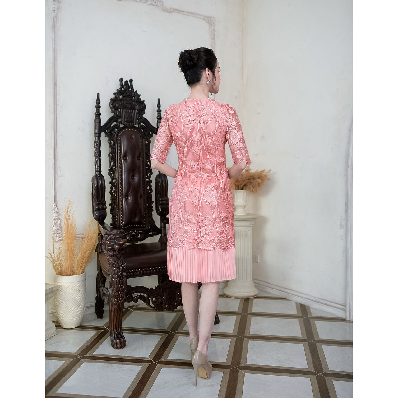 kudapy เดรสสั้นสีแดง/สีชมพุโอรส ผ้าลูกไม้เงาแต่งเลื่อมทั้งชุด สวยเนื้อผ้าดีมาก มีซับในทั้งชุดซิปหลัง