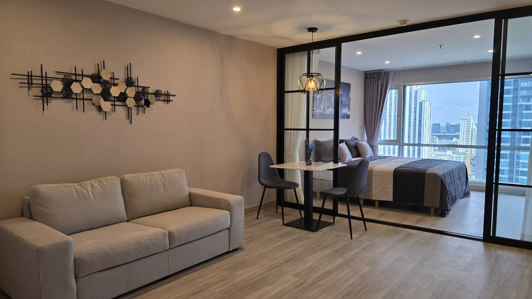 ให้เช่าคอนโด Sukhumvit Suite (สุขุมวิท สวีท) สุขุมวิท 13 High Rise โซนพื้นที่ BTS นานา ห้องแบบ 1ห้องนอน 1ห้องน้ำ ขนาดห้อง 40 ตรม. ชั้น 25