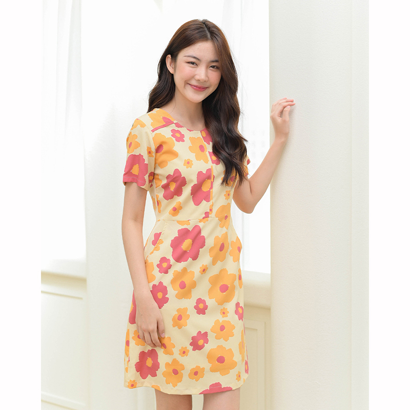 kudapy เดรสสั้นสีครีม/สีดำ ตัดต่อเล่นคัทติ้งกลางลำตัวและช่วงไหล่ มีกระเป๋าด้านข้าง ผ้าเนื้อนิ่มพิมพ์ลายดอกเพิ่มความน่ารักสดใส