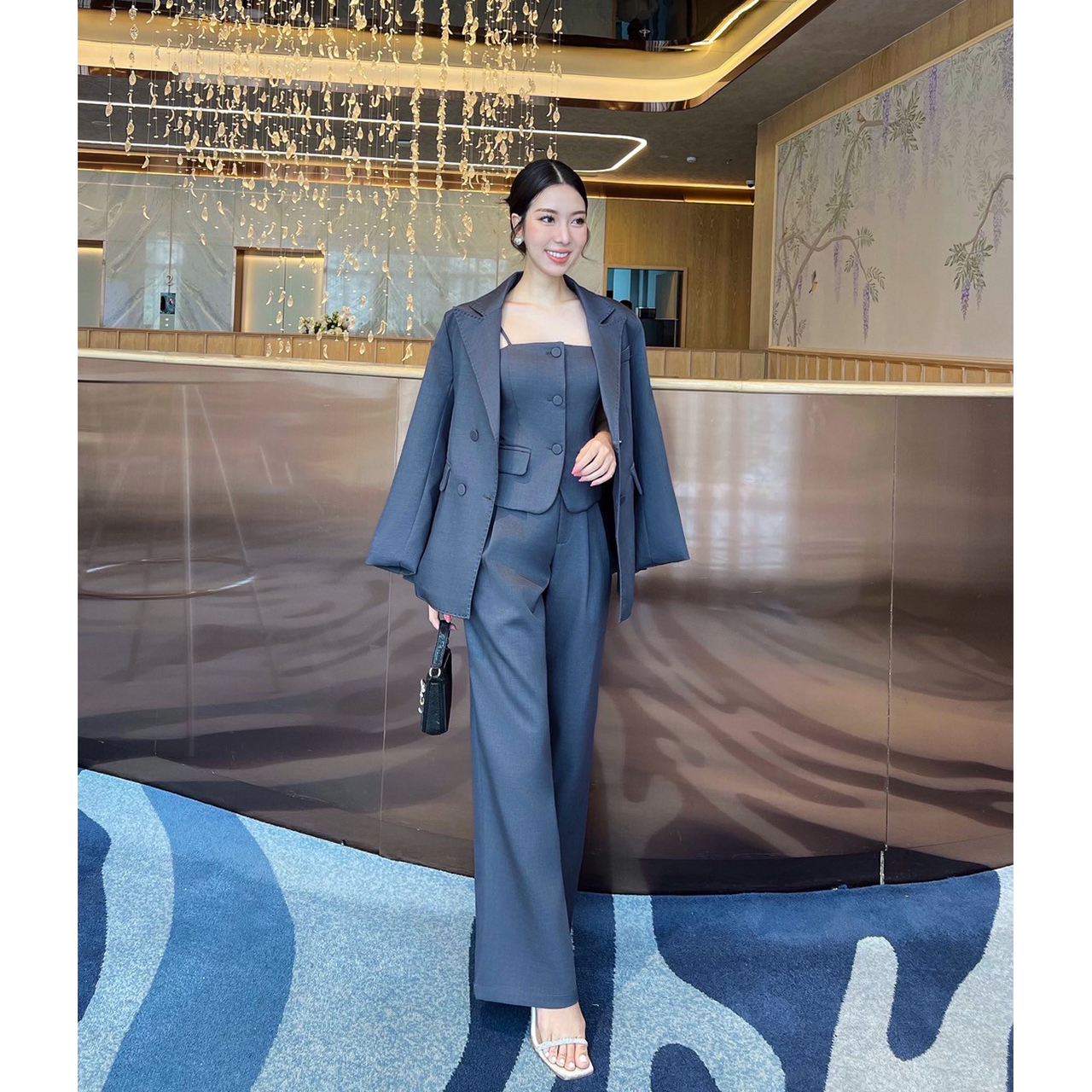 kudapy เซ็ทเสื้อสูท+กางเกง+เสื้อสายเดี่ยว เพิ่มความหรูหราด้วยการเดินด้านโชว์บริเวณขอบปกเสื้อ แต่งกระดุมจริงด้านหน้า กระเป๋าจริง มีซับในทั้งตัว