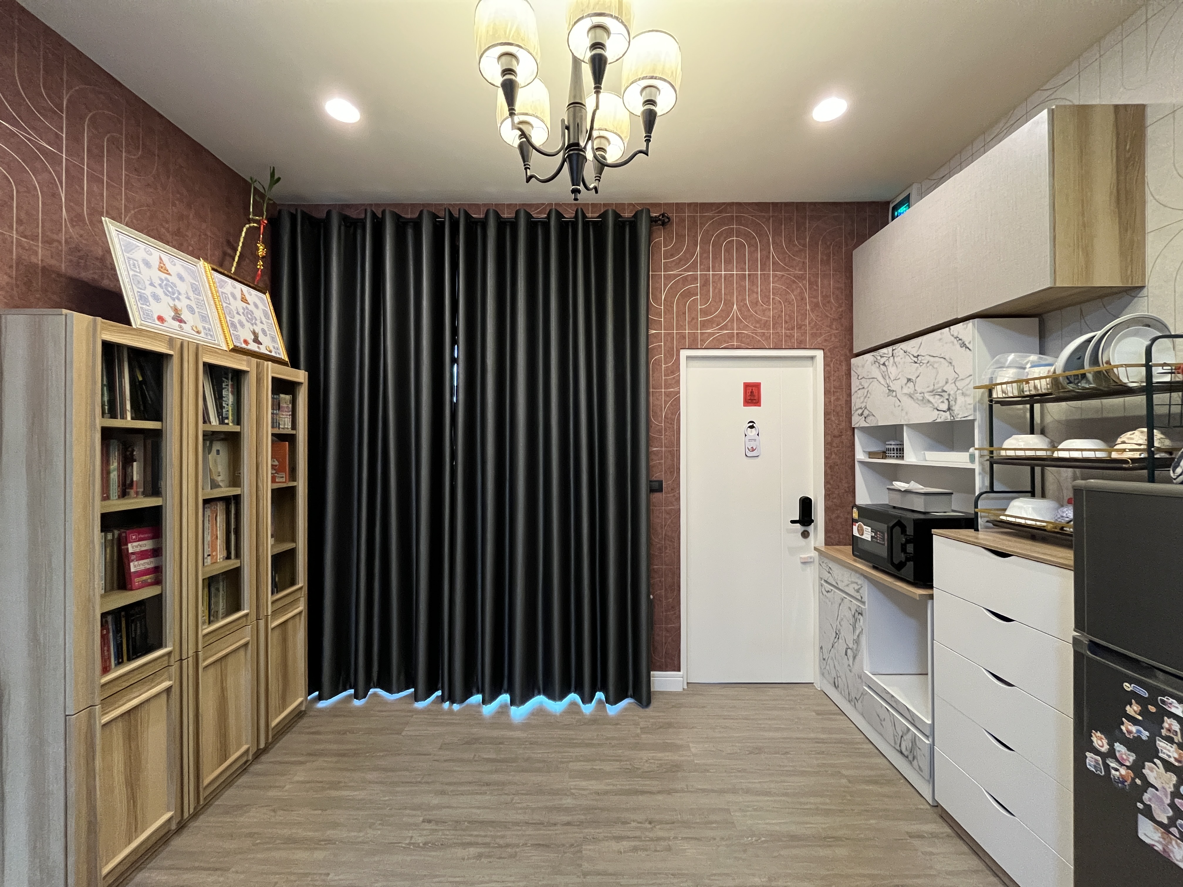 ขายบ้านเดี่ยว หมู่บ้านเศรษฐสิริ จรัญ–ปิ่นเกล้า 2 โซนพื้นที่ ถนน เลียบทางรถไฟตลิ่งชัน ขนาดที่ดิน 61 ตารางวา ต่อเติมชั้นลอยแล้ว • บ้านอายุเพียง 2 ปี ดูแลดีมากๆ • 4 ห้องนอน 4ห้องน้ำ