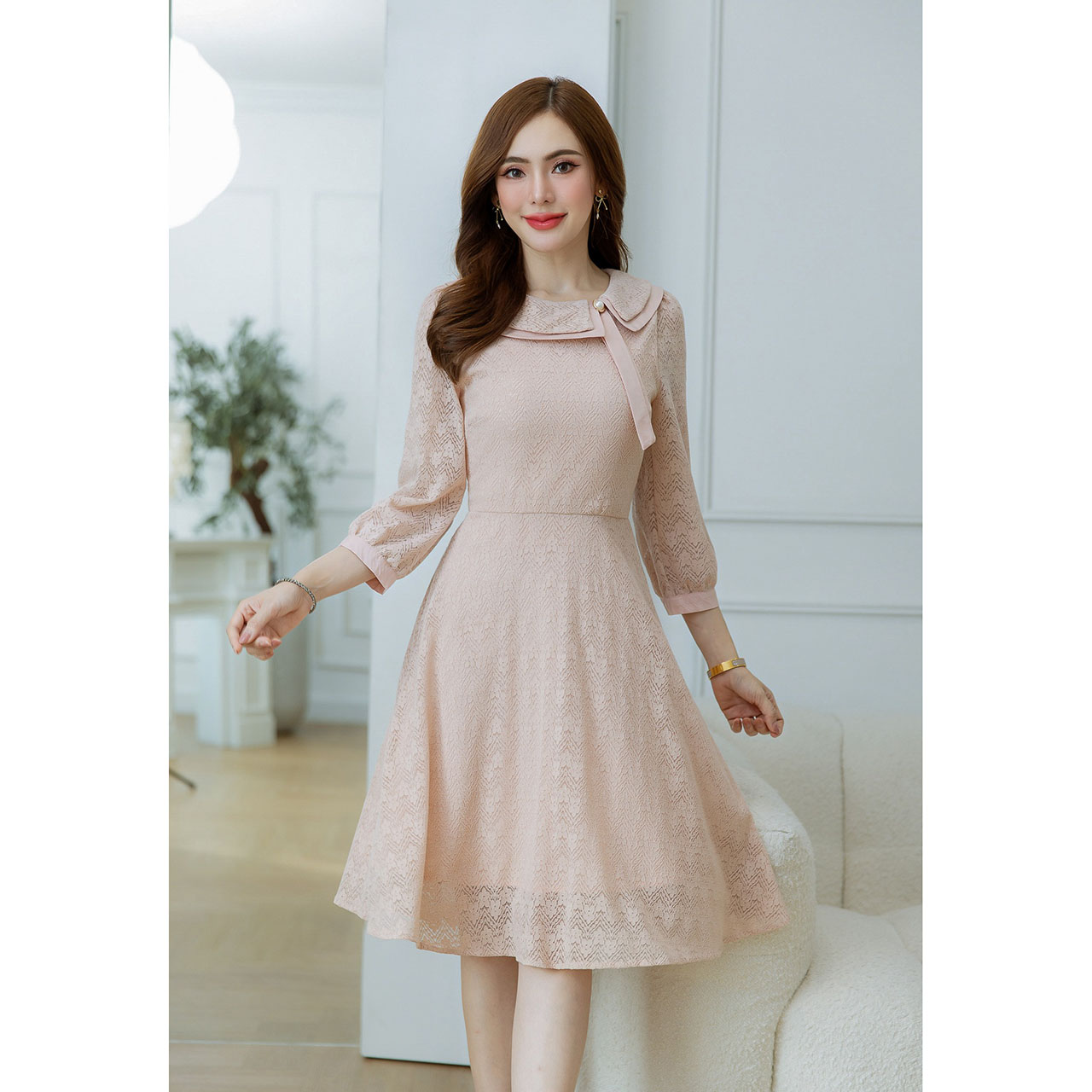 kudapy เดรสสั้นสีชมพู/สีดำ ลูกไม้คอปกซ้อนสองชั้น มีดีเทลแต่งมุกสวยเก๋ข้างปก ผ้าลูกไม้เนื้อหนานิ่มทิ้งตัว