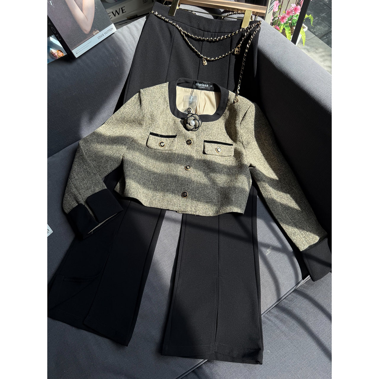 kudapy เซ็ทเสื้อครอปสูท ผ้าเนื้อทอแน่นสีสวยคลาสสิก ตัดต่อขอบสีดำบริเวณคอ แขน และชายเสื้อ เพิ่มความคมชัด กระดุมหน้าเรียงแนวตั้งแบบมินิมอล