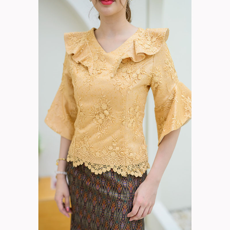 kudapy เสื้อลูกไม้ใยบวบดอกลอยสามมิติทั้งตัว แขนกระดิ่ง งานคอวีระบายปกสวยมากๆ (เฉพาะเสื้อ)