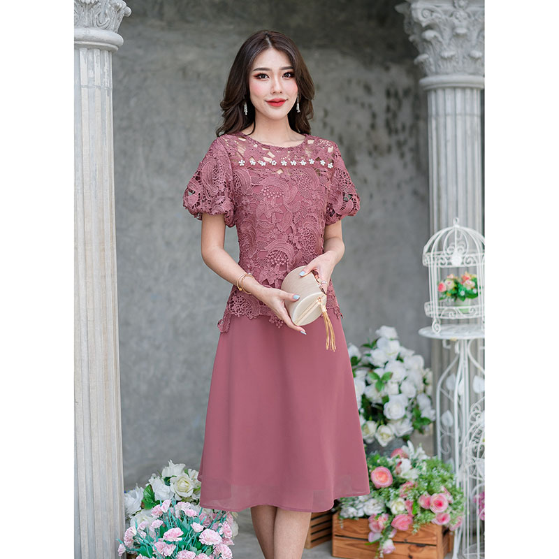 kudapy เดรสสั้นสีน้ำตาลแดง/สีชมพูกลีบบัว ลูกไม้ผ้าสวย ตัวนี้ดีไซน์เก๋คะ เป็นเดรสชีฟองคลุมเสื้อลูกไม้ ทรงแขนสั้นแต่ปลายแขนเย็บจั้มด้านใน