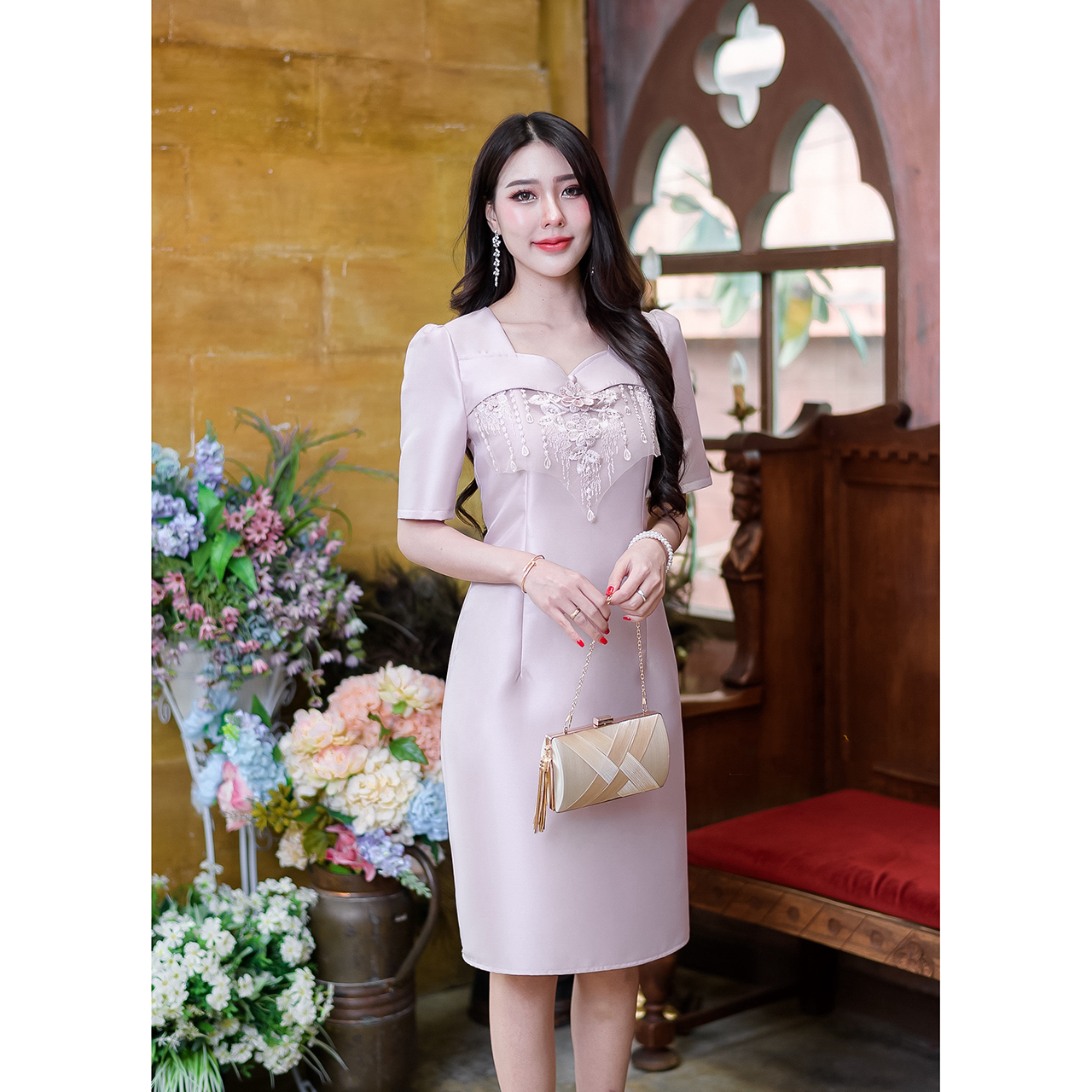 kudapy เดรสสั้นสีชมพูอ่อน/สีทอง ผ้าไหม คอเคิพ อกแต่งกระดุมปั้ม และแต่งดอกไม้ตกแต่งระบายด้านหน้า มีเพชรประดับเป็นเกสรดอกไม้