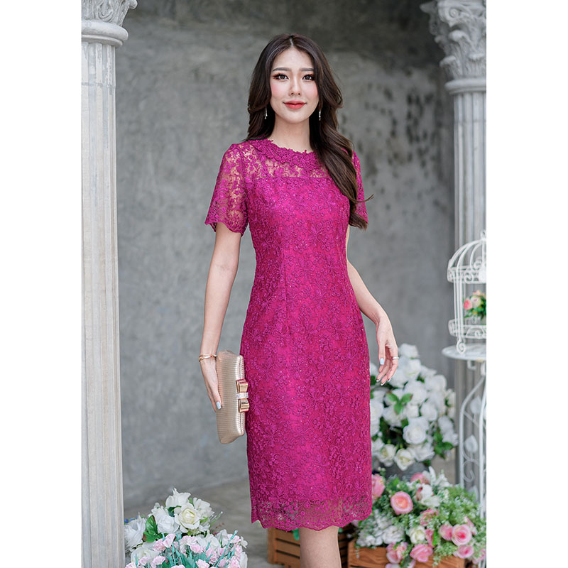 kudapy เดรสสั้นสีชมพูบานเย็น ลูกไม้ปักลายสวยงามเนื้อผ้ามีความเงาสวยดูหรูหรา