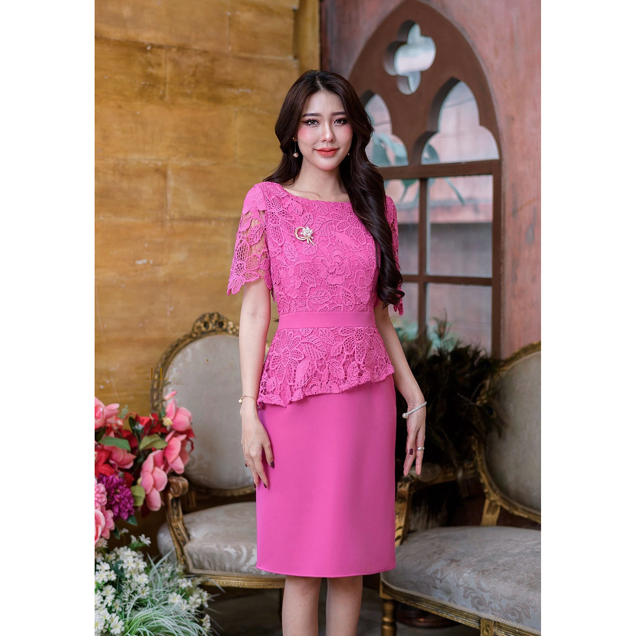 kudapy เดรสสั้น ผ้าพื้นและลูกไม้เนื้อนิ่ม ผ้านิ่มใส่สบาย งานด้านบนเป็นผ้าลูกไม้ทรงต่อเอว แต่งระบายเฉียงแบบเก๋