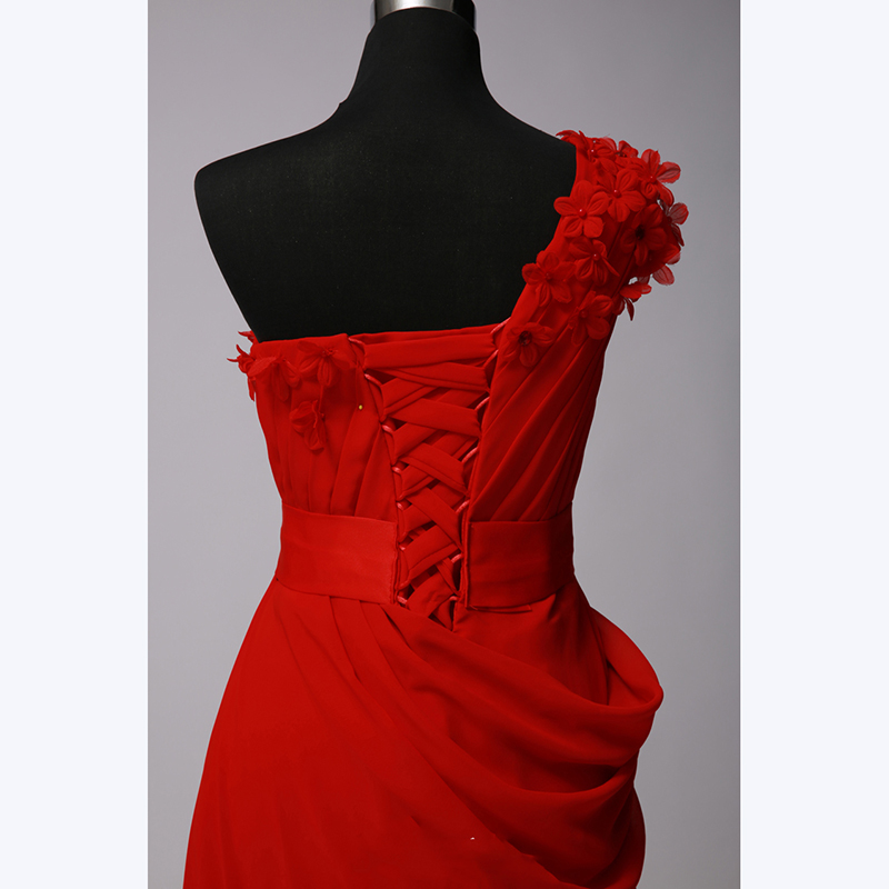 kudapy ชุดราตรียาวสีแดง ไหล่เฉียง ทรงเข้ารูปผ้าชีฟองนิ่มใส่สบายกระโปรงจับจีบย้วย ไหล่แต่งดอก