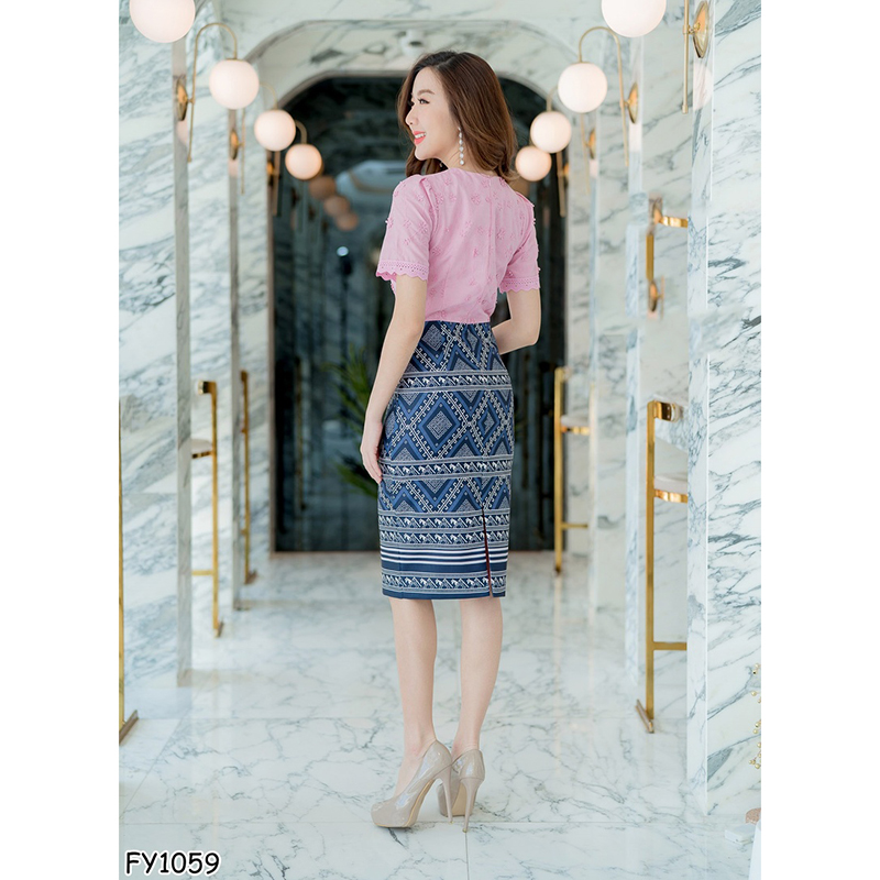 kudapy เดรสสั้นผ้าไทยสีขาว/สีชมพู เสื้อลูกไม้คอวีหยักแขนหยัก+กระโปงลายไทย ใส่สบายสวยดูดีน่ารักๆ