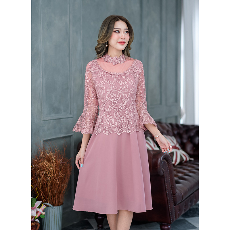 kudapy เดรสสั้นสีชมพูกะปิ/สีเขียว/สีดำ ลูกไม้เงาดีไซน์สวยหรูค่ะ ชุดนี้ด้านบนเป็นผ้าลูกไม้แต่งคอช่วงอกจะเป็นซีทรูเบาๆทรงคอปาด