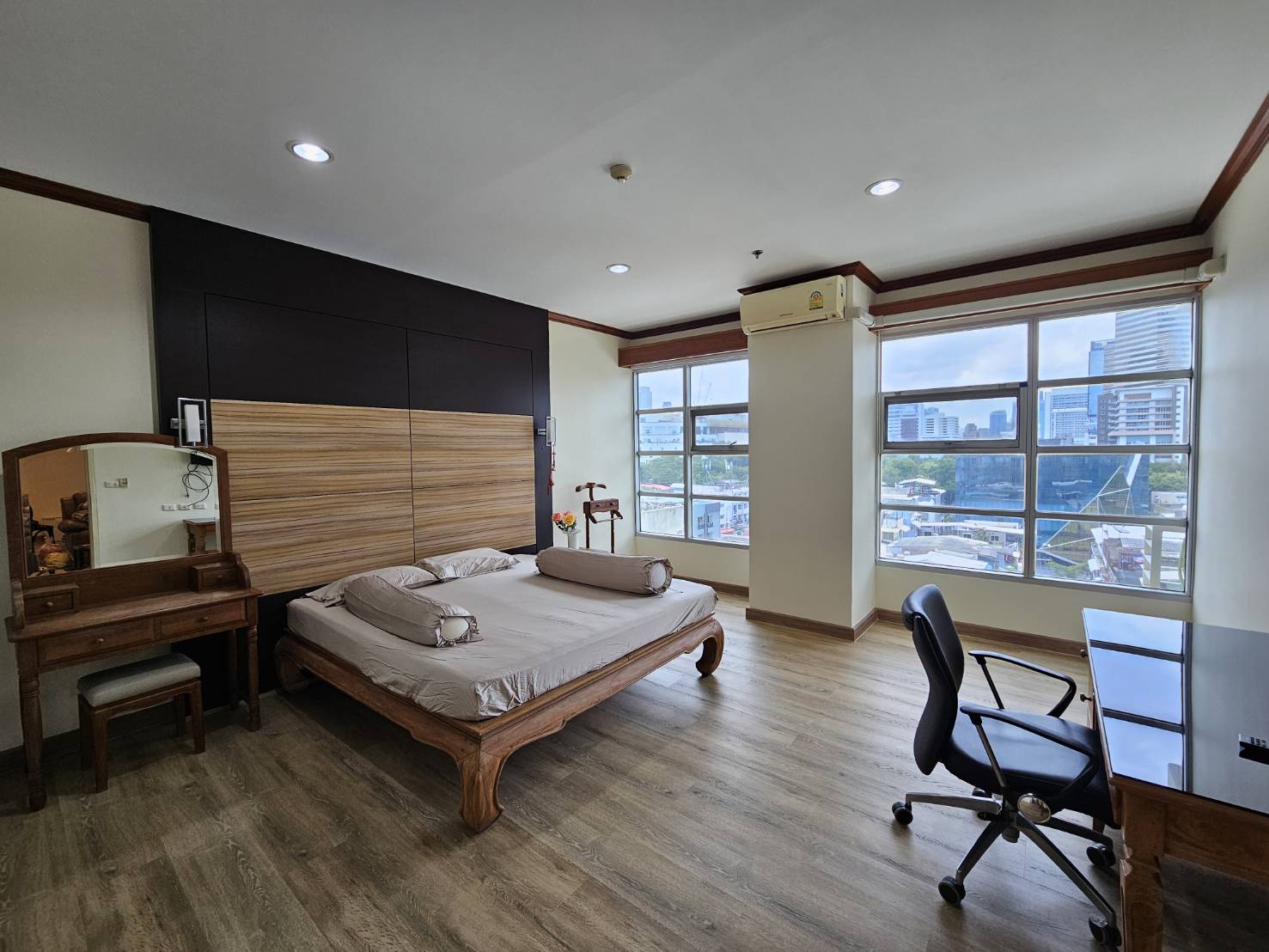 ปล่อยเช่าคอนโด Baan Klang Krung Siam-Pathumwan (บ้านกลางกรุง สยาม-ปทุมวัน) - 3ห้องนอน 3ห้องน้ำ 1ห้องนั่งเล่น - ใกล้ BTS ราชเทวี - ขนาดห้อง 140 ตรม. ชั้น 9