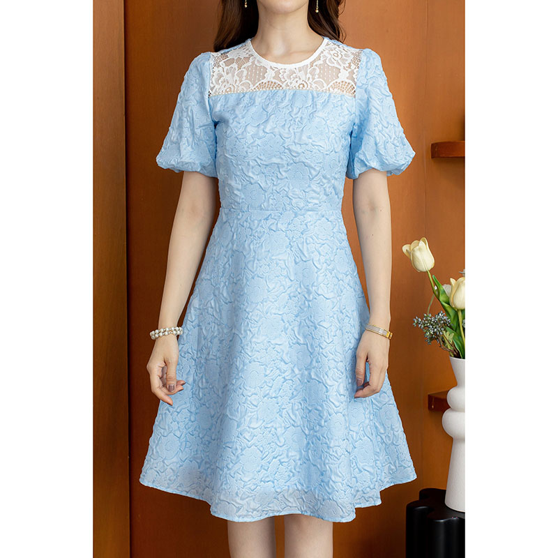 kudapy เดรสสั้นสีชมพู/สีฟ้า แขนพองอกลูกไม้ สวยหวานมากๆค่ะชุดนี้ เป็นผ้าปั้มลายดอกนูน มีเทคเจอร์สามมิติ ช่วงอกมีดีเทลเป็นลูกไม้สีขาว