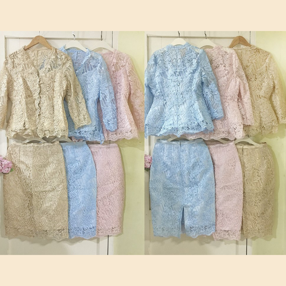 kudapy SET 2 ชิ้น เสื้อลูกไม้+กระดปรงสั้นสีฟ้า สีทอง สีชมพู แขนยาวแขนมีซับผ้ามุ้ง คอวี มีซับในในตัว