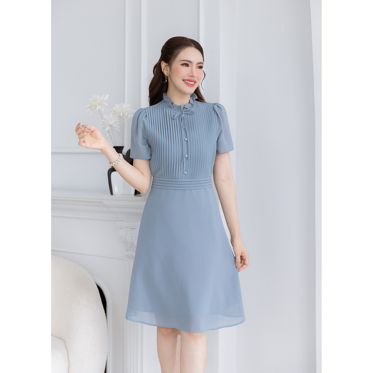 kudapy เดรสผ้าพื้นชีฟอง เย็บเป็นเกล็ดแนวตั้งด้านหน้าและขอบเอวแนวนอน ช่วงคออัดพลีทสวยมีวอลุ่ม แต่งโบว์และแต่งกระดุม