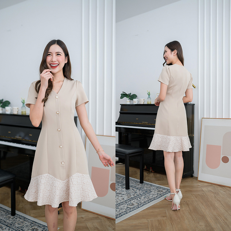 kudapy เดรสสีครีม/สีชมพู ผ้าพื้นตัดต่อชายระบาย ดีเทลไม่มากไป ไม่น้อยไป แต่งกระดุมมุก ตีเกล็ดทรงสวย ใส่แล้วดูเพรียวมีเอว