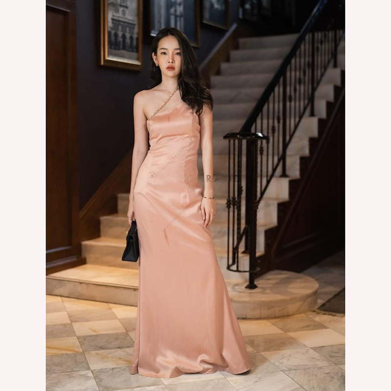 kudapy ชุดเดรสยาวสีน้ำตาล/สีชมพู ออกงานผ้าวาเลนเนื้อดีมากๆค่ะ ดีไซร์เก๋มาก แต่งสายโซ่พาด