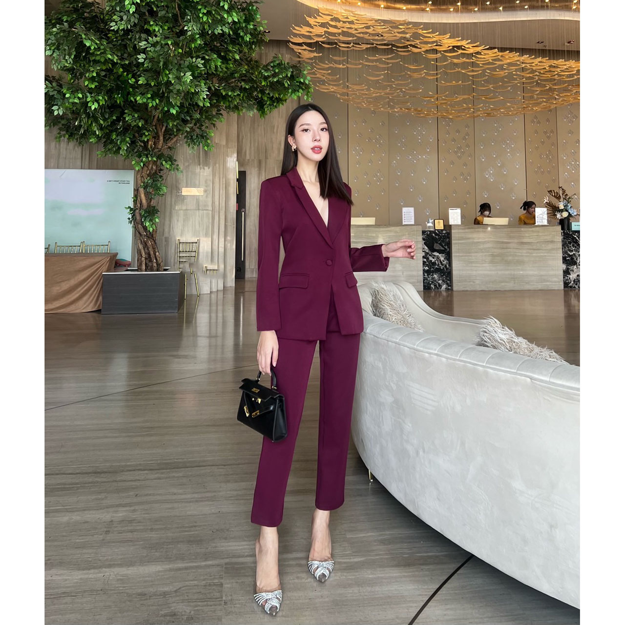 kudapy ชุดเซ็ท Blazer+กางเกง ผ้าดี เสื้อสูทมีซับในอย่างดี แต่งกระดุมผ้าเดียวกับสีชุด คู่กับกางเกงขายาวใส่สบาย