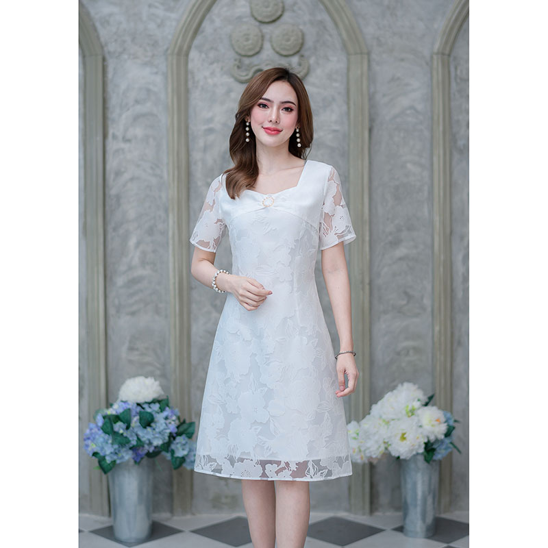 kudapy เดรสสั้นสีครีม/สีทอง ผ้าแก้วลายดอก มีดีเทลเย็บเป็นโบว์ช่วงอก แต่งอะไหล่เพชร ทรงเรียบๆ