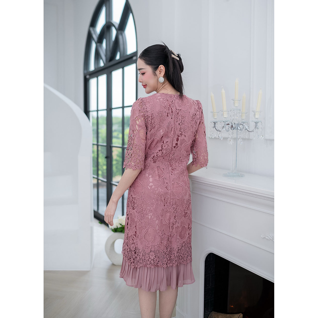 kudapy เดรสสั้นสีชมพูกะปิ/สีเขียว ลูกไม้ทอลายดอกไม้เนื้อนิ่มลายสวย แขนศอก เดรสทรงเรียบหรูใส่ง่าย แต่งชายกระโปรงพลีทด้านใน ผ้าทอลายเส้นเรียงสวยเกรดดี