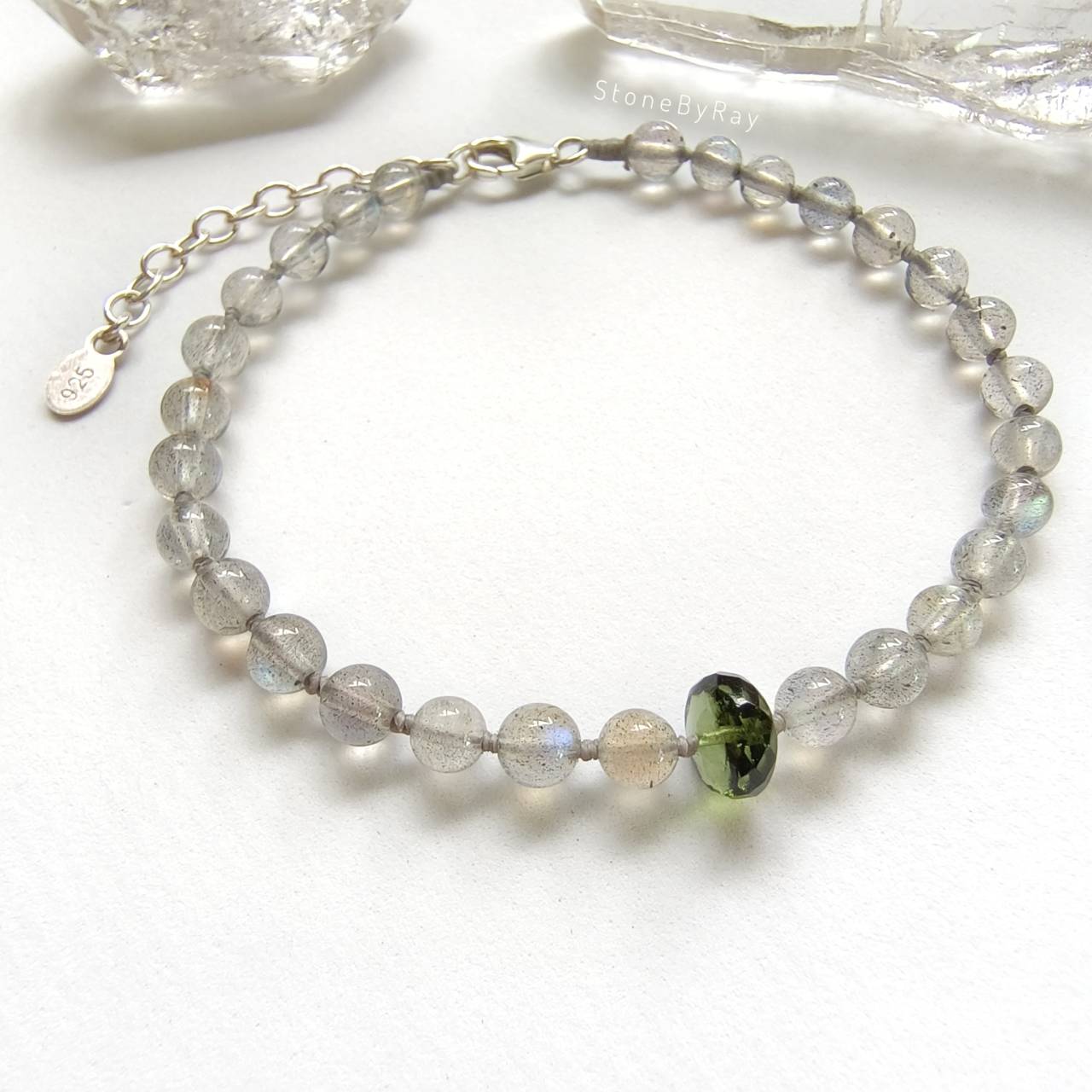 สร้อยข้อมือเงินสะเก็ดดาวโมดาไวต์กับลาบราโดไลท์ Moldavite+Labradorite