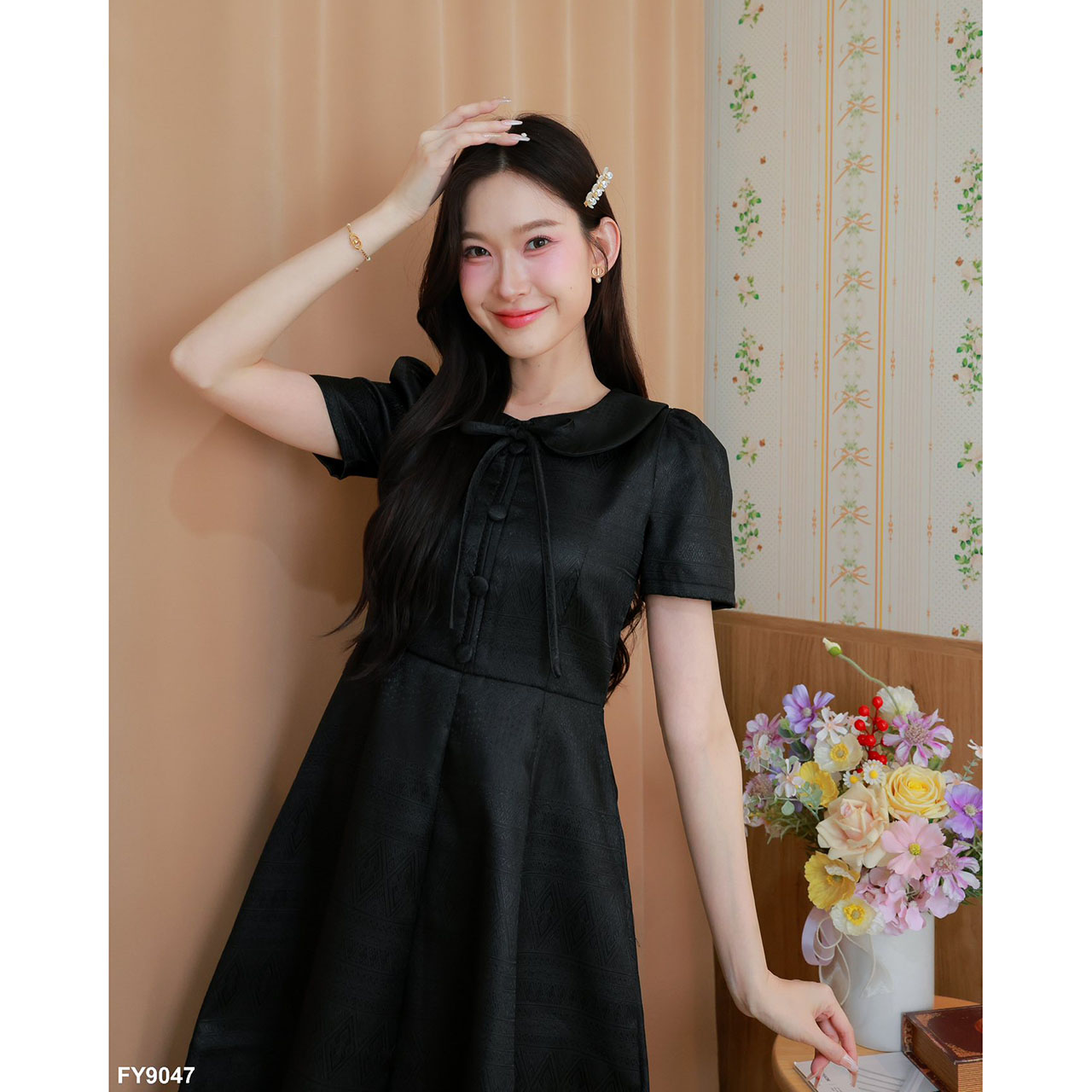 kudapy เดรสสั้น คอปกผูกโบว์ผ้าไทยพิมพ์ลาย