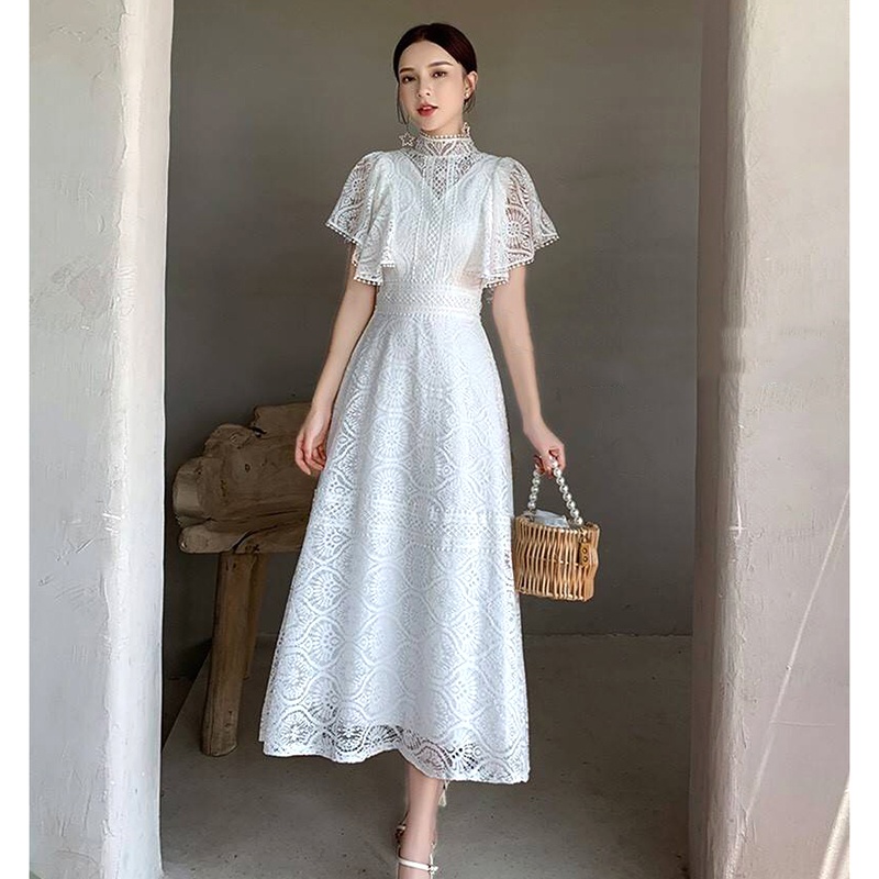 kudapy ชุดแม็กซี่เดรสยาวผ้าลูกไม้สีขาว/สีไวน์แดง เดรสคอตั้งแต่งระบายแขนทั้งสองข้าง ทรงระบายผ้าทิ้งตัวทรงสวยตามแบบ