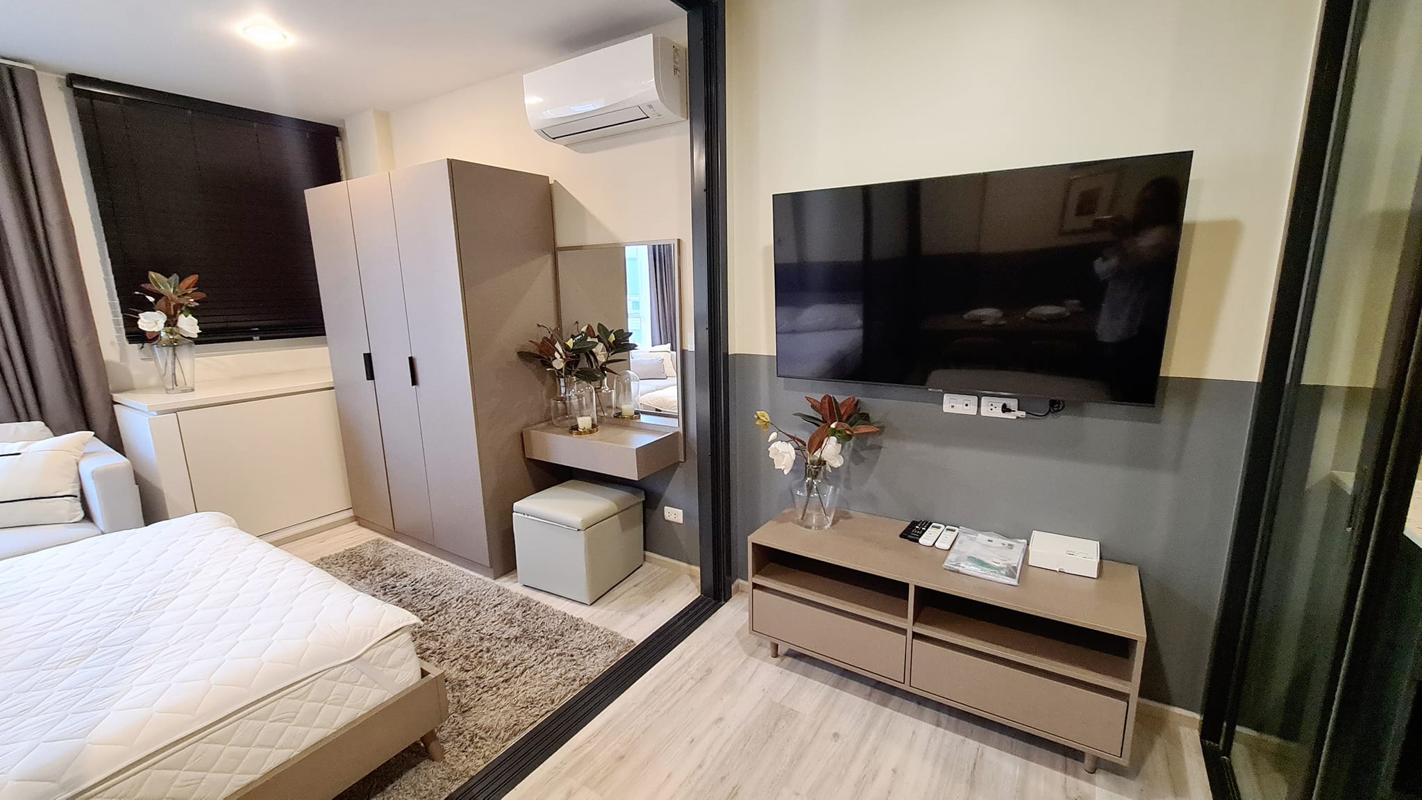 ให้เช่าห้องน่าอยู่ตกแต่งครบเข้าอยู่ได้เลยสอบถามแอด Line ID : Smile-easy ที่ XT Huaikhwang (เอ็กซ์ที ห้วยขวาง)