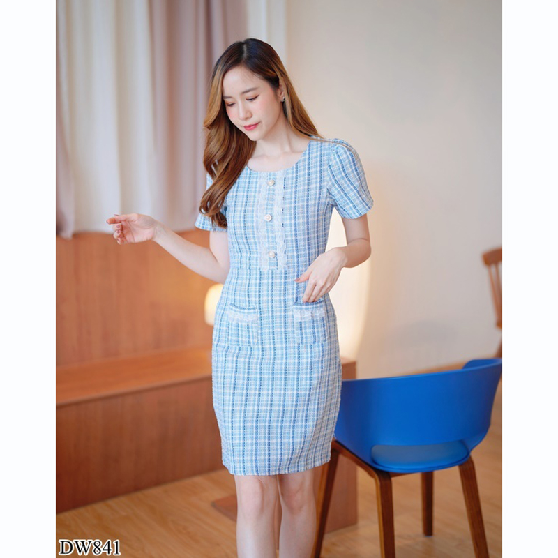 kudapy เดรสสั้นคอลึกสีครีม/สีชมพู/สีฟ้า ผ้าทอแต่งกระดุมมุกลายเส้นสวยดูดี