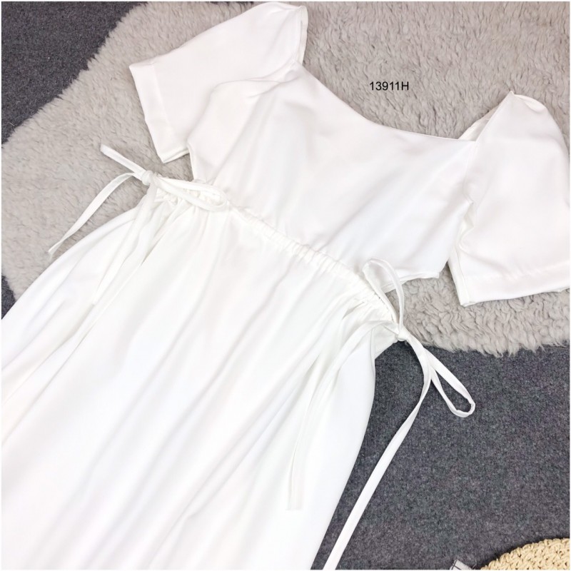 kudapy แม็กซี่เดรสยาวสีขาว,สีเขียว,สีเหลือง เจาะเอวด้านข้าง รูดปรับขนาดเอวเองได้ แขนจีบตุ๊กตา ซิปหลัง ผ้าซาร่าสีพื้น