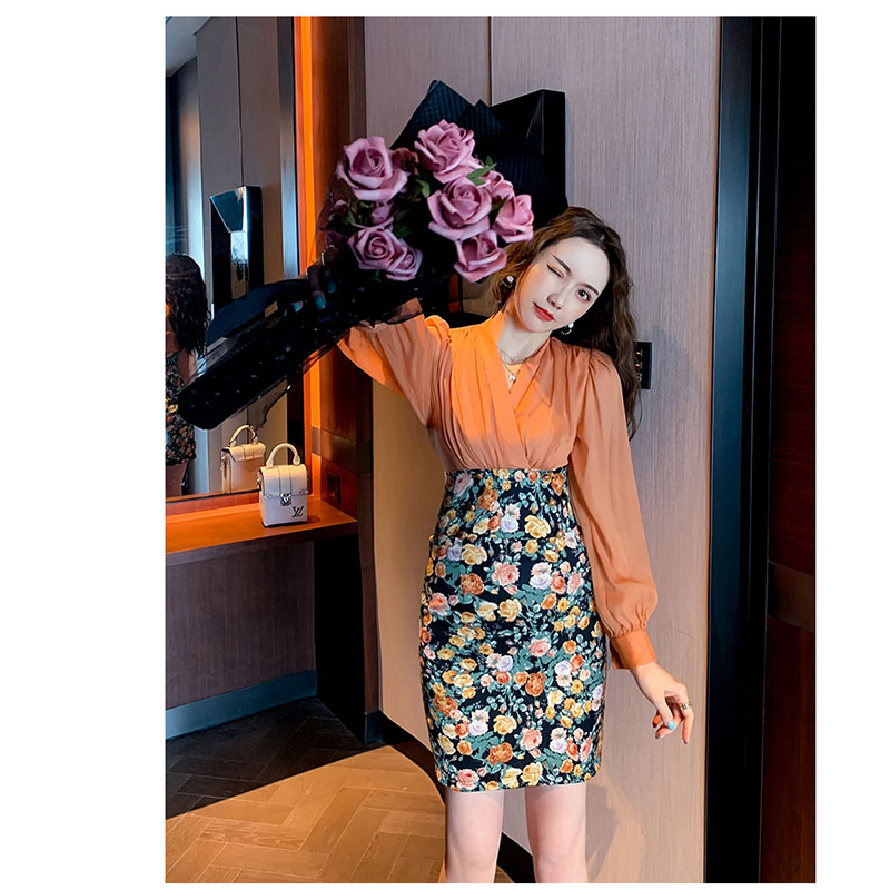 kudapy เดรสสั้นสีส้มคอวี แบบสวยโดดเด่น ช่วงบนผ้าชีฟอง แขนยาว จัมป์ชายแขนติดกระดุม ตรงกระโปรงสั้นลายดอกไม้สีสันสดใส
