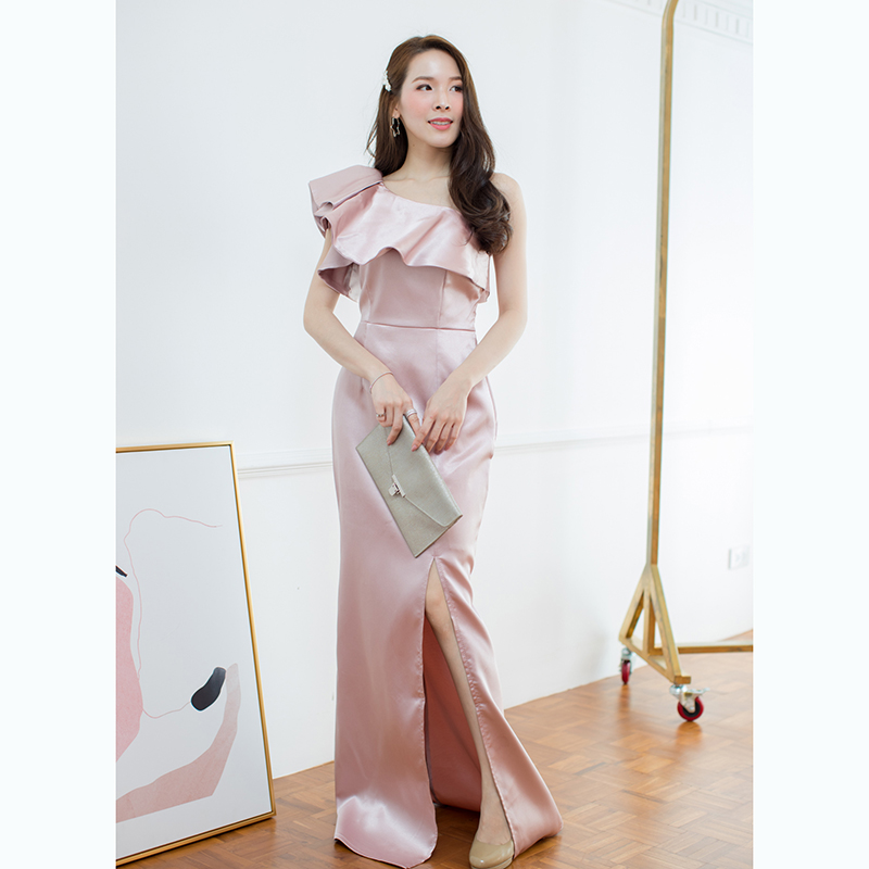 เดรสออกงานยาวสีชมพู ไหล่เฉียงแต่งระบาย