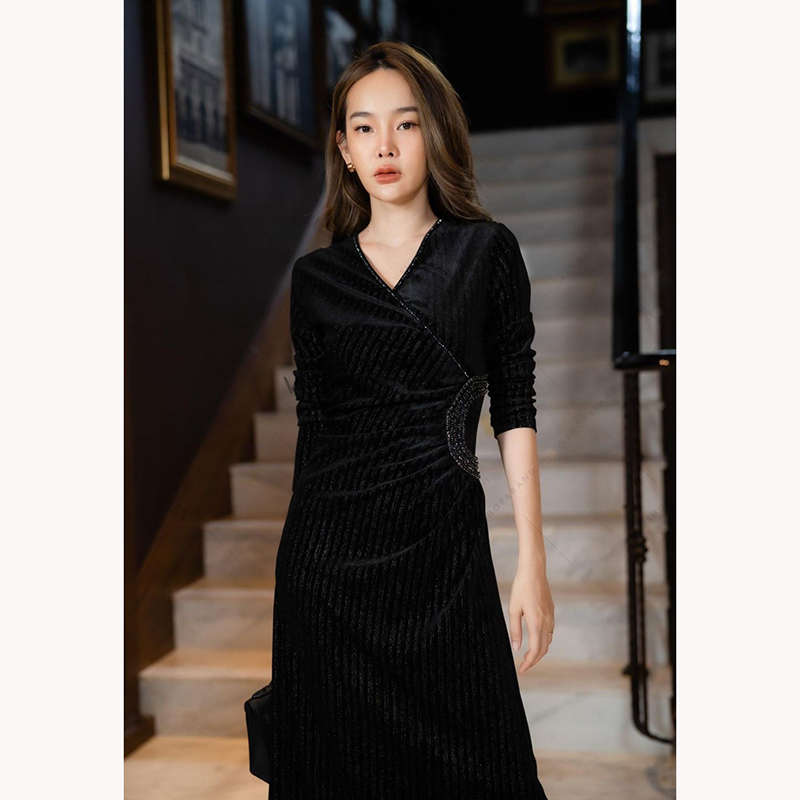 kudapy แม็กซี่เดรสสีแดง/สีม่วง/ดำ ผ้ากำมะหยี่ แต่งคริสตัลช่วงเอวและอก เนื้อผ้ายืดตามตัว