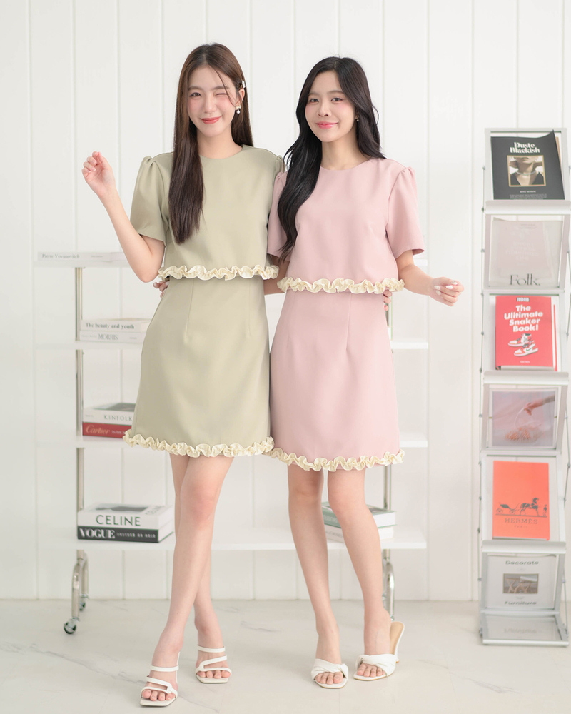 kudapy เดรสแขนสั้นคอกลม แต่งรูดระบายชายเสื้อและกระโปรง รูดยกไหล่พองเบาๆ ผ้าเนื้อหนานุ่มมีน้ำหนักทิ้งตัวสวย