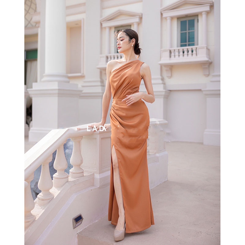 kudapy เดรสยาวสีแดง/สีน้ำตาลอิฐ/สีโอวัลติน ดีเทลจับจีบเน้นความเรียบหรู ชุดออกงาน