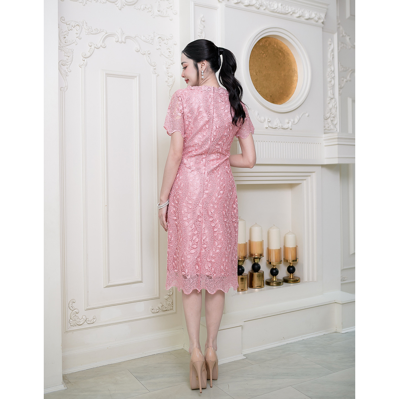 kudapy เดรสลูกไม้คอวีดอกไม้ ผ้าผสมเลื่อมสวยงาม รอบคอเราตกแต่งดอกไม้รอบคอ มีซับในทั้งชุด แต่งซิปหลัง