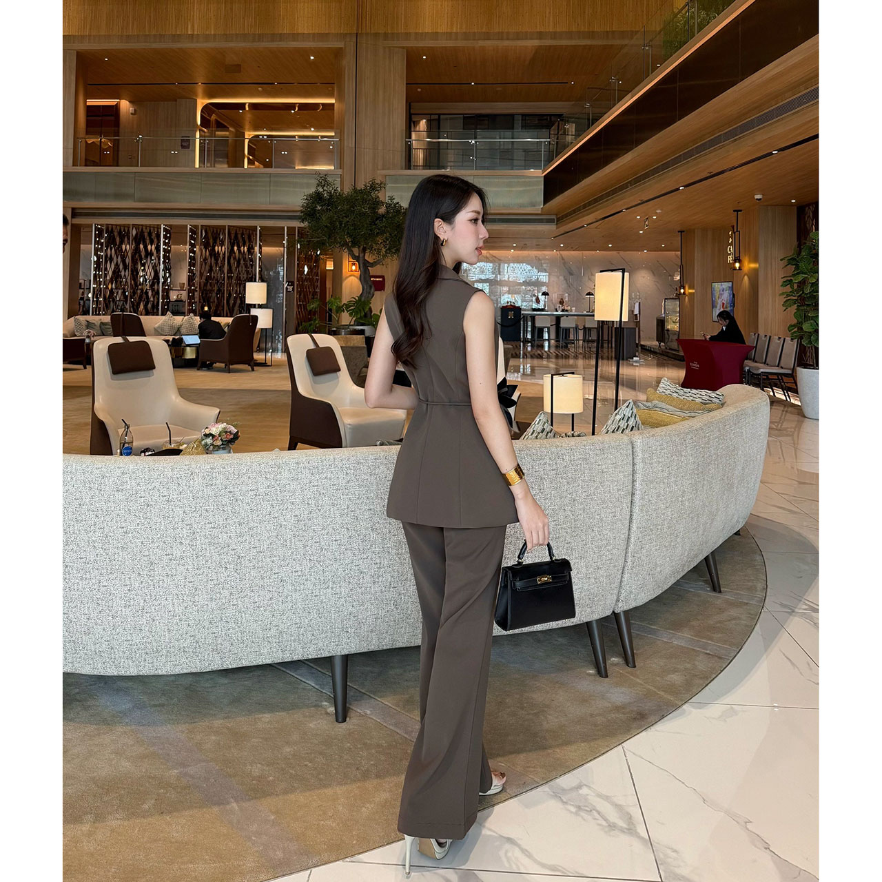 kudapy เซ็ทแขนกุดมาพร้อมกับกางเกงขายาว มีซับในทั้งตัว เสื้อแขนกุดปกสูท เย็บเข้ารูป กระเป๋าจริง