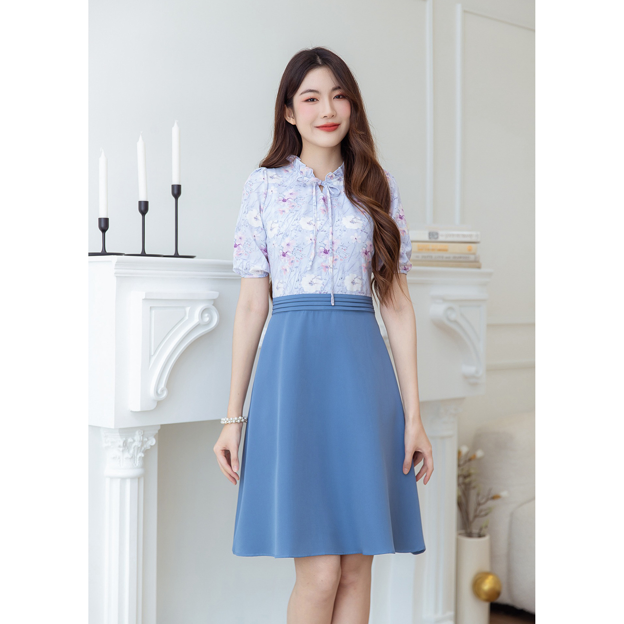 kudapy เดรสสั้นสีเขียวพาสเทล/สีฟ้าคราม ลายดอกสวยละมุน กระโปรงผ้าพื้น สวยลงตัว มีดีเทลจีบและผูกโบว์ช่วงคอ