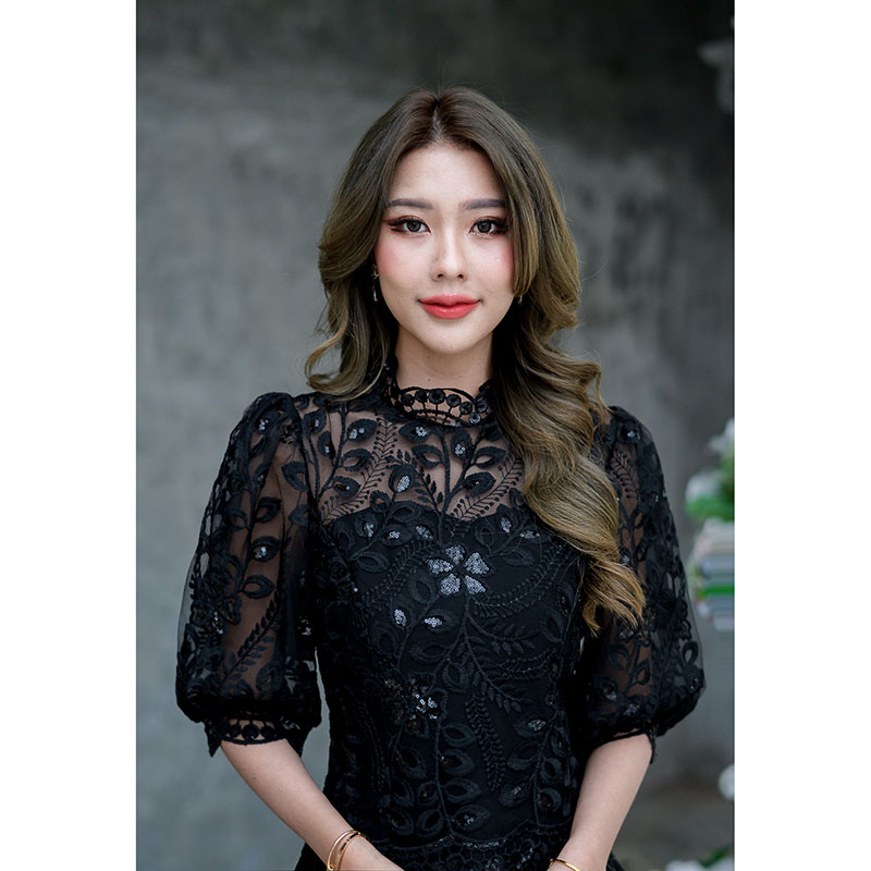 kudapy เดรสสั้นสีดำ ลูกไม้ปักเลื่อมดีไซน์ต่อกระโปรงชิฟฟ่อนพริ้วๆ ช่วงคอเสื้อดีไซน์คอคั้งด้วยเชิงผ้าลุกไม้