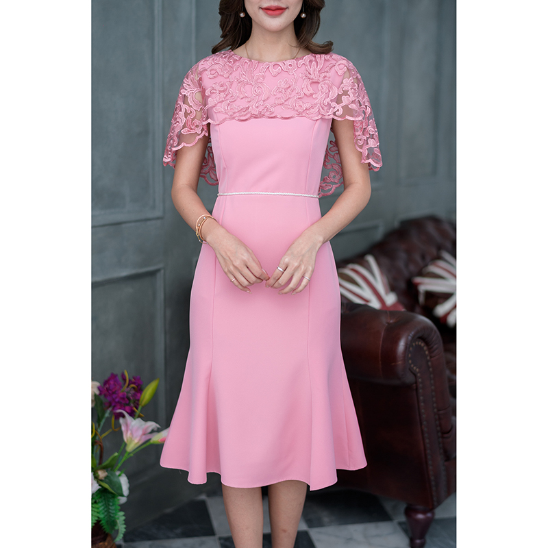 kudapy เดรสออกงานสไตล์หรูหรา ดีไซน์ตัวเดรสด้วยผ้าพื้นเนื้อดีตัดเย็บทรงหางปลา ช่วงบนคลุมไหล่ด้วยผ้าลูกไม้ปักเงา เป็นปีกคางคาว