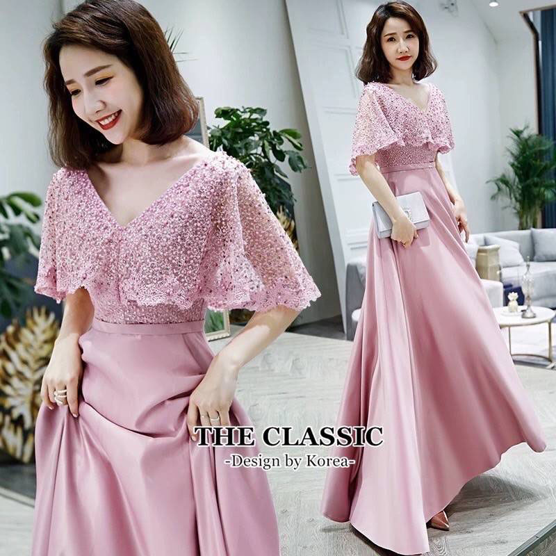 kudapy เดรสยาว อกหมุดมุกสีชมพู ช่วงบนใช้ผ้างานปัก แต่งขอบลูกไม้ ตอกหมุดมุกสีชมพู แต่งเพชรชมพู ช่วงล่างยาวบานพริ้ว