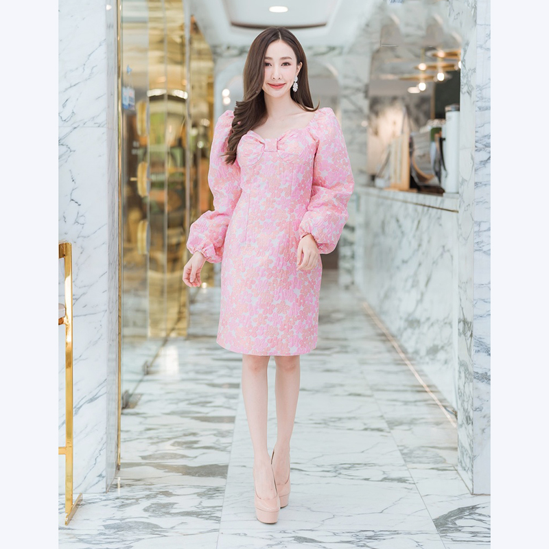 kudapy เดรสสั้นสีชมพู,ฟ้า แขนยาวดอกนูนสวยดูดีใส่แล้วคุณหนูมากๆ