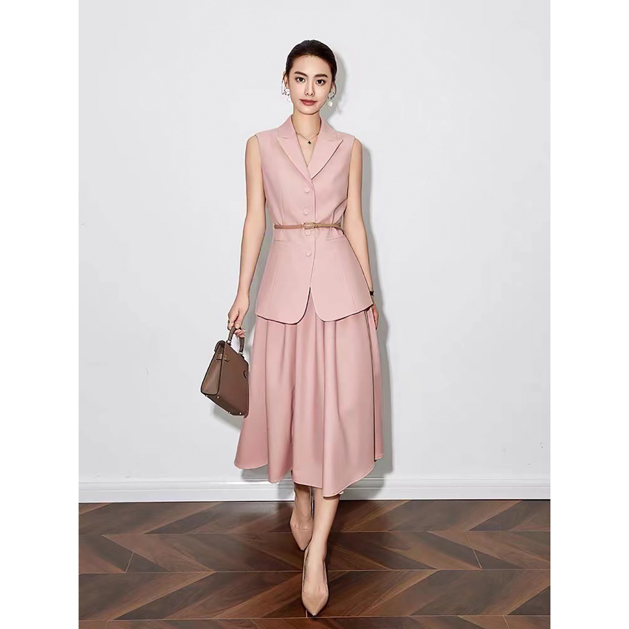 kudapy เซ็ทเสื้อแขนกุดมาพร้อมกับกระโปรงทรงยาว เสื้อเก็บทรงสวย แต่งปกสูทกระดุมปั้มติดได้จริง